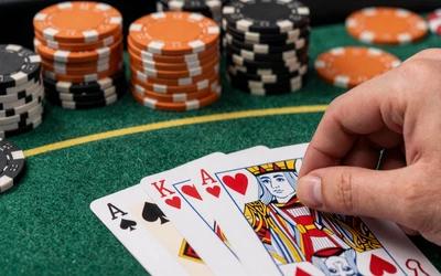 Blackjack-Hand mit Pik-Ass und Herz-K&ouml;nig auf gr&uuml;nem Tisch im Comic-Stil bei Vox Casino