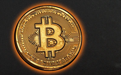 Goldene Bitcoin-Kryptow&auml;hrungs-M&uuml;nze im Comic-Stil mit orangem Glanz auf dunklem Hintergrund bei Vox Casino