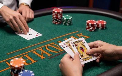 Live Blackjack-Tisch mit Dealer-H&auml;nden und Karten im Comic-Stil bei Vox Casino